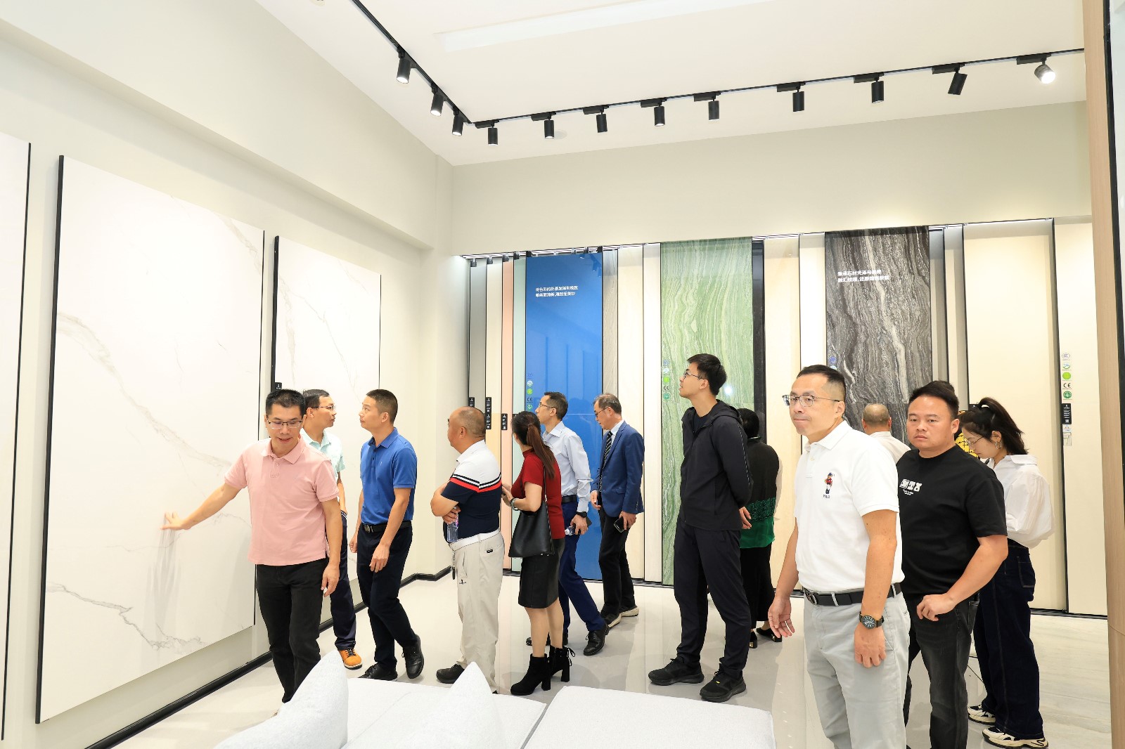 參觀展廳1.jpg